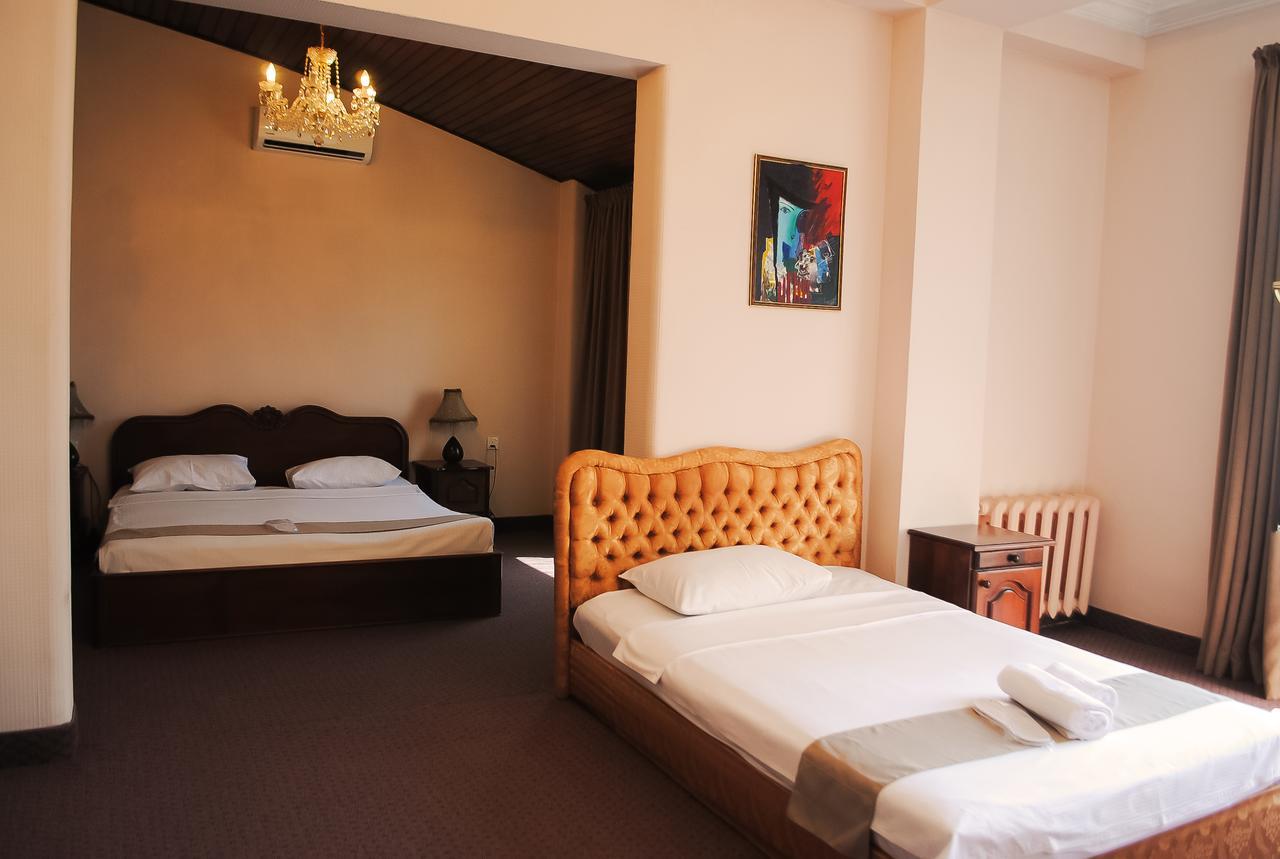 Hotel Sympatia Tbilisi Buitenkant foto